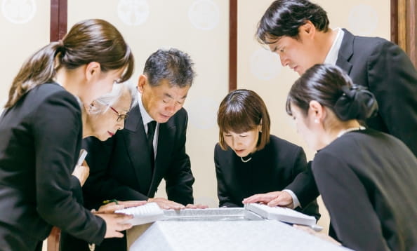 誰にも知らせず静かに行いたい